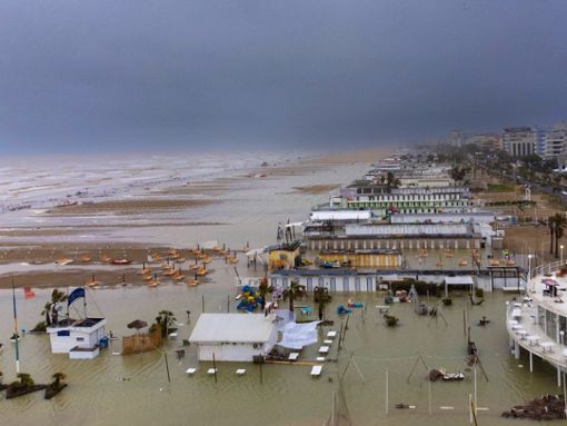 Der Strand des beliebten Ferienorts Rimini steht nach schweren Unwettern unter Wasser. Foto: imago images/Independent Photo Agency Int.