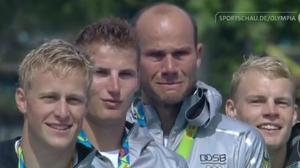 Der deutsche Kajak-Vierer hat zum Ende der Olympischen Spiele in Rio de Janeiro die Goldmedaille geholt. Rennkanute Max Hoff konnte seine Tränen bei der Siegerehrung nicht zurückhalten.  Foto: Screenshot/ARD Mediathek