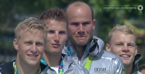 Der deutsche Kajak-Vierer hat zum Ende der Olympischen Spiele in Rio de Janeiro die Goldmedaille geholt. Rennkanute Max Hoff konnte seine Tränen bei der Siegerehrung nicht zurückhalten.  Foto: Screenshot/ARD Mediathek