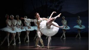 Henrik Erikson mit Elisa Badenes in „Schwanensee“ Foto: Stuttgarter Ballett/Roman Novitzky