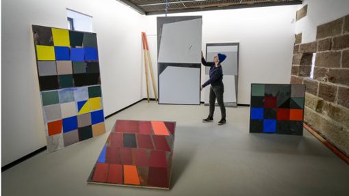 Die Künstlerin Florina Leinß beim Aufbau ihrer Ausstellung im Galerieverein Leonberg. Foto: Simon Granville