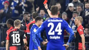 Jordan Torunarigha sieht im Pokalspiel gegen Schalke die Gelb-Rote Karte. Foto: AP/Martin Meissner