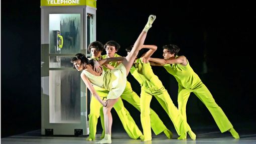 Vor dem nie klingelnden Telefon: wartende Mütter in der Choreografie „Averno“ Foto: Stuttgarter Ballett/Roman Novitzky