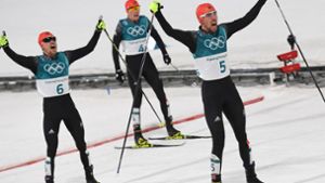 Einer der größten Momente in der Geschichte der deutschen Kombinierer: Bei den Olympischen Spielen 2018 in Pyoengchang feiern Johannes Rydzek (5), Fabian Rießle (6) und Eric Frenzel (4) einen Dreifacherfolg. Foto: dpa/Hendrik Schmidt