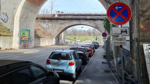 Trotz des Halteverbots stehen Autos unter der Brücke in der Ehmannstraße. Foto: Sebastian Steegmüller