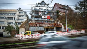 Noch ein paar Monate lang ist eine Spur stadteinwärts in der Stuttgarter Pischekstraße gesperrt, hier entstehen ein Mehr- und ein Einfamilienhaus sowie zehn Garagen. Foto: Lichtgut/Julian Rettig