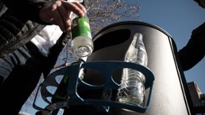 Mülleimer mit Pfandring - eine Lösung für die Flaschensammler? Foto: Lichtgut/Leif Piechowski