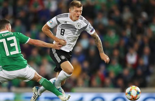Toni Kroos (re.) ist nach wie vor fester Bestandteil der deutschen Fußball-Nationalmannschaft. Bei den meisten Weltmeistern von 2014 ist das anders. Foto: Getty