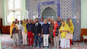 Die Besuchergruppe vor der Gebetsnische des Imam Foto: Torsten Ströbele