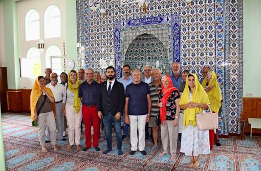 Die Besuchergruppe vor der Gebetsnische des Imam Foto: Torsten Ströbele