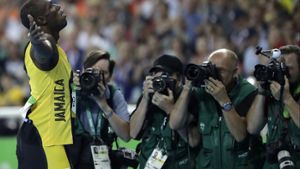 Ein Moment des Triumphs – Usain Bolt genoss die Aufmerksamkeit der Fotografen nach seinem Sieg. Foto: AP