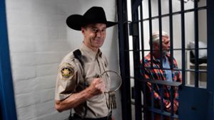 Kai Pflaume (l.) in seiner Rolle als Sheriff Steve McCrown in „Das Traumschiff: Utah“. Foto: ZDF/Dirk Bartling