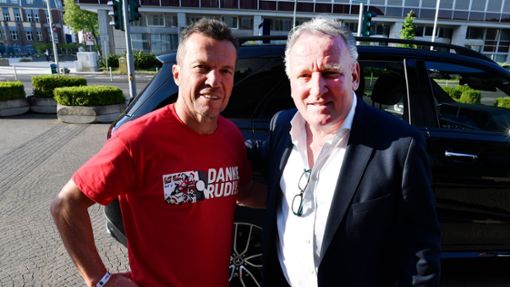 Die ehemaligen Nationalmannschaftskollegen Lothar Matthäus (l) und Andreas Brehme kommen 2022 zu der Verabschiedungsgala von Rudi Völler. Foto: Roberto Pfeil/dpa
