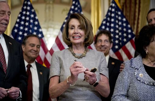 So sieht eine Siegerin aus: Nancy Pelosi, Sprecherin des US-Repräsentantenhaus, kurz vor der Unterschrift zur Wiedereröffnung des US-Regierungsapparats. Foto: AP