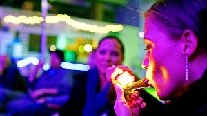 Dieser Joint ist nicht illegal: Seit im US-Bundesstaat Colorado das Kiffen erlaubt ist, boomt der Cannabis-Tourismus. Foto: AP