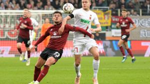 Tim Leibold (li.) und der 1. FC Nürnberg präsentieren sich in dieser Saison bislang als äußerst kampfstark. Foto: dpa