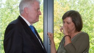 Zwischen Bayerns Ministerpräsident Horst Seehofer und seiner Wirtschaftsministerin Ilse Aigner (beide CSU) gibt es offenen Krach um die Finanzierung der Energiewende. Foto: dpa