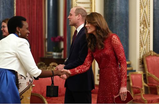 Herzogin Kates rotes Glitzerkleid sorgte für Begeisterung. Foto: AFP/YUI MOK