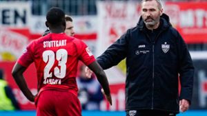 Der Frust im Gesicht: VfB-Trainer Tim Walter klatscht  nach dem Spiel mit Orel Mangala ab. Foto: dpa/Uwe Anspach