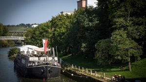Näher dran als direkt auf dem Wasser kann der Neckar gar nicht gefeiert werden. Unsere Kulturparty findet deshalb auf dem Theaterschiff statt. Foto: Lichtgut/Achim Zweygarth