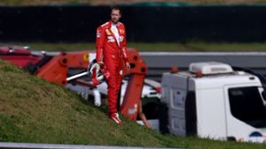 Sebastian Vettel steht nach seinem Crash enttäuscht an der Rennstrecke. Foto: AFP/DOUGLAS MAGNO