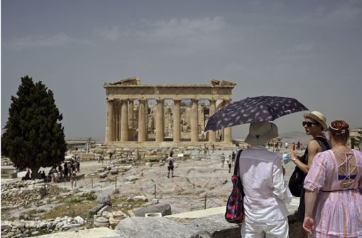 Auch Touristen leiden unter den hohen Temperaturen in Griechenland. Foto: AFP/Louisa Gouliamaki