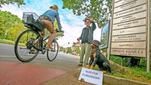Hund und Herrchen wollen Radfahrer erziehen: Werner Bolzhauser  mit Iwan Foto: Roberto Bulgrin