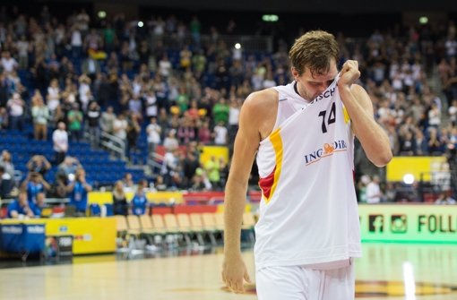 Kämpft mit den Tränen: Dirk Nowitzki nach dem Aus bei der Heim-EM Foto: dpa