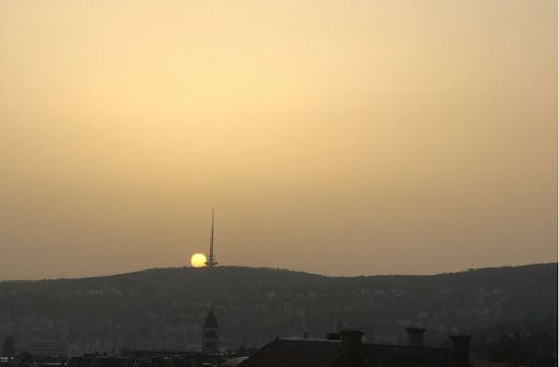 Wieder trübt der Saharastaub den  Himmel über Stuttgart. Foto: StZN/Lukas Jenkner