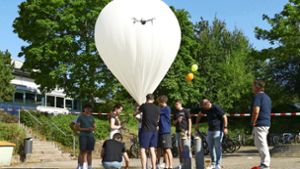 Der mit Helium gefüllte Ballon ist am Montagmorgen auf die Reise gegangen. Foto: Schöll