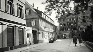 Das Foto der Hospitalstraße zeigt rechts den Zaun, hinter dem die zerstörte Synagoge lag. Sie wurde nicht fotografiert.Foto:Stadtarchiv Stuttgart Foto:  