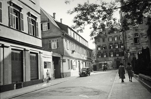Das Foto der Hospitalstraße zeigt rechts den Zaun, hinter dem die zerstörte Synagoge lag. Sie wurde nicht fotografiert.Foto:Stadtarchiv Stuttgart Foto:  