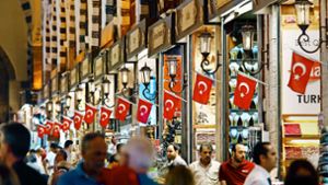 Auf den Märkten in der Türkei, wie hier in Istanbul, herrscht reger Andrang. Angesichts des Kursverfalls der Lira macht sich unter den Türken  zunehmend Unsicherheit breit. Foto: AP