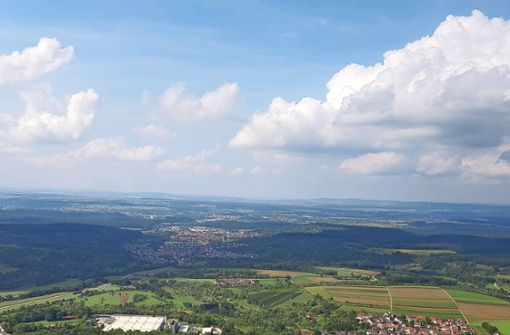 Blick vom Hohenneufen auf den Landkreis Esslingen: Die 44 Kommunen engagieren sich auf vielfältige Weise, um sich für den Klimawandel zu rüsten. Foto: Frederic Feicht