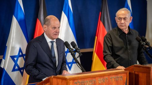 Olaf Scholz spricht in Israel an der Seite von Premier Benjamin Netanjahu. Foto: dpa/Michael Kappeler