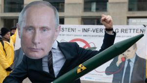 Demonstranten haben in Berlin gegen die Auflösung des INF-Abrüstungsabkommens zwischen Russland und den USA protestiert. Foto: dpa