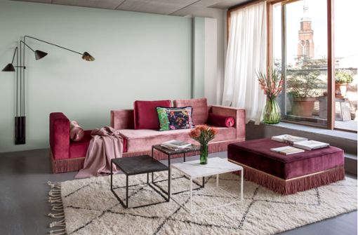 Beton an der Decke kann auch wohnlich sein, zeigt Ester Bruzkus mit ihrem Apartment in Berlin. Das Sofa in Rosétönen hat die Architektin  selbst entworfen. Foto: Jens Bösenberg Fotografie/Jens Bösenberg