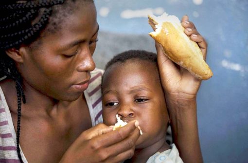 Eine Mutter füttert in Beira ihren kleinen Sohn mit Weißbrot. Nahrung und Medikamente werden in Mosambik jetzt am notwendigsten gebraucht. Foto: Unicef/UN0291814/Prinsloo