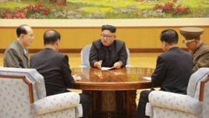 Norkoreas Diktator Kim Jong-Un, hier mit Abgesandten der Kommunistischen Partei, nutzt die Atomtests auch innenpolitisch zur Stabilisierung seiner Macht. Foto: AFP