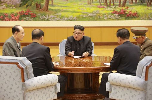 Norkoreas Diktator Kim Jong-Un, hier mit Abgesandten der Kommunistischen Partei, nutzt die Atomtests auch innenpolitisch zur Stabilisierung seiner Macht. Foto: AFP