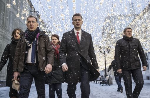 Auf dem Weg zur Wahlkommission: Alexej Nawalny (Bildmitte) mit seinem Team in Moskau. Dieses Foto machte im Internet Karriere. Foto: AP