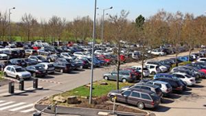 Die ebenerdigen Stellplätze sollen durch zwei Parkhäuser ersetzt werden, die insgesamt 1300 Autos Platz bieten. Foto: Bernd Zeyer
