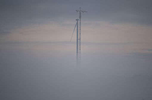 Ein Kran steht im baden-württembergischen Gaildorf an der höchsten Windkraftanlage der Welt an Land. Die Anlage erreicht eine Nabenhöhe von 178 Metern und eine Gesamthöhe von 246,5 Metern. Foto: dpa