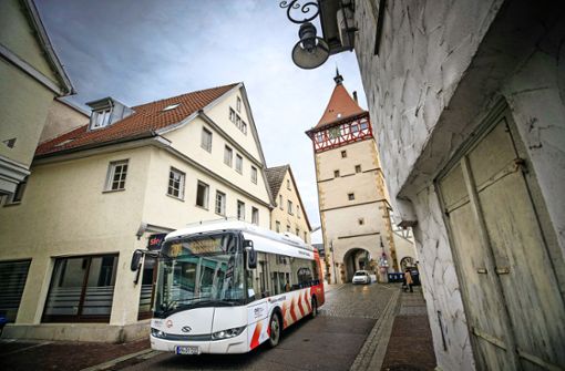 Seit gut einer Woche sind in der Waiblinger Altstadt neue E-Busse unterwegs. Foto: /Gottfried Stoppel
