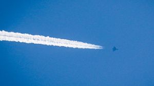 Ein Eurofighter  der Luftwaffe am Himmel – und  dann knallt es wieder mal. Foto: 7aktuell.de/Nils Reeh