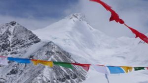 Mystische Stimmung mit Lhakpa Ri im Hintergrund. Dieser 7045 Meter hohe Himalaya-Gipfel befindet sich im Kreis Dingri des Regierungsbezirks Shigatse im Autonomen Gebiet Tibet, sieben Kilometer nordöstlich vom Mount Everest. Foto: Wolfgang Klocker