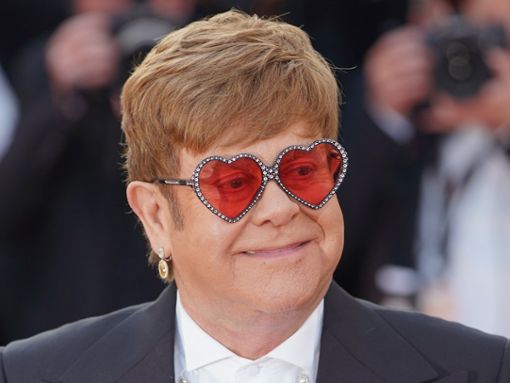 So kennt man Elton John: Der Sänger hat ein Faible für auffällige Sonnenbrillen und extravagante Bühnenoutfits. Foto: Denis Makarenko/Shutterstock.com