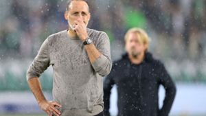 Die Enttäuschung ist Pellegrino Matarazzo nach der erneuten Niederlage ins Gesicht geschrieben. Der Sportdirektor Sven Mislintat (hinten) stärkt dem Trainer des VfB Stuttgart jedoch den Rücken. Foto: Baumann/Cathrin Müller