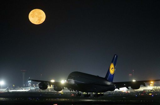 Lufthansa wird auch Sonntag abheben. Foto: AP/Michael Probst
