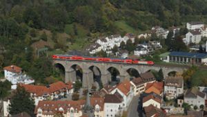 Die 1865 bis 1873 erbaute Schwarzwaldbahn (hier bei Hornberg) zählt zu den schönsten und anspruchsvollsten Bahnstrecken in Baden-Württemberg. Foto: dpa/Patrick Seeger
